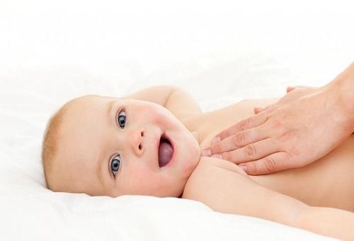 Da trẻ sơ sinh cần được dưỡng ẩm thường xuyên