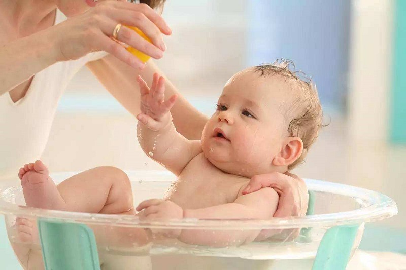 Bé sơ sinh rất cần một sản phẩm tắm gội dịu nhẹ